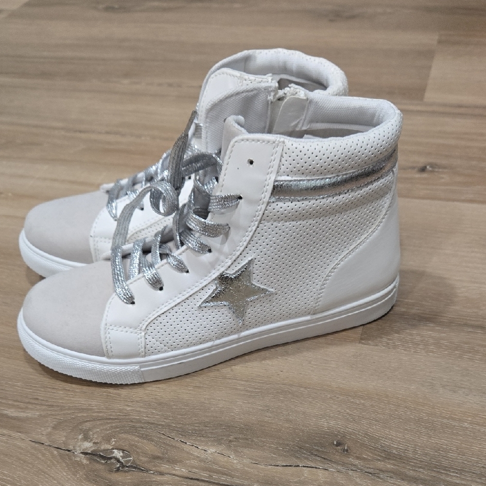 Outwoods White and Silver Star High-Top Sneakers